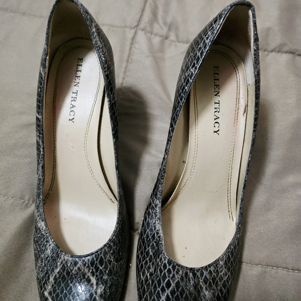 Ellen Tracy Women's Black Snakeskin Pumps